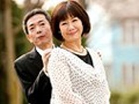 AVを鑑賞していたらそこで潮を吹いていた女優が妻だった！ 沢村麻耶 東早紀　サンプル画像03